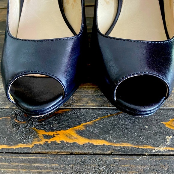 Michael Kors peep-toe “Josie Peep” w/Mk gold lock detail on back. (Size 6M).🌹 - Picture 13 of 16